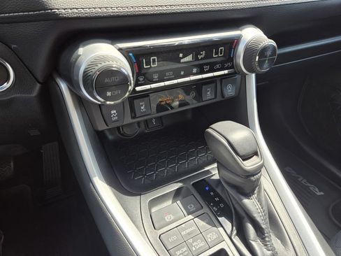 Used 2020 Toyota RAV4 XLE w/ XLE Grade Weather Package AWD/4WD image 19