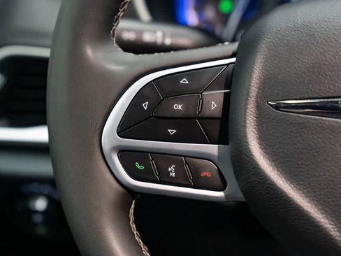 Used 2025 Chrysler Pacifica Select FWD image 17