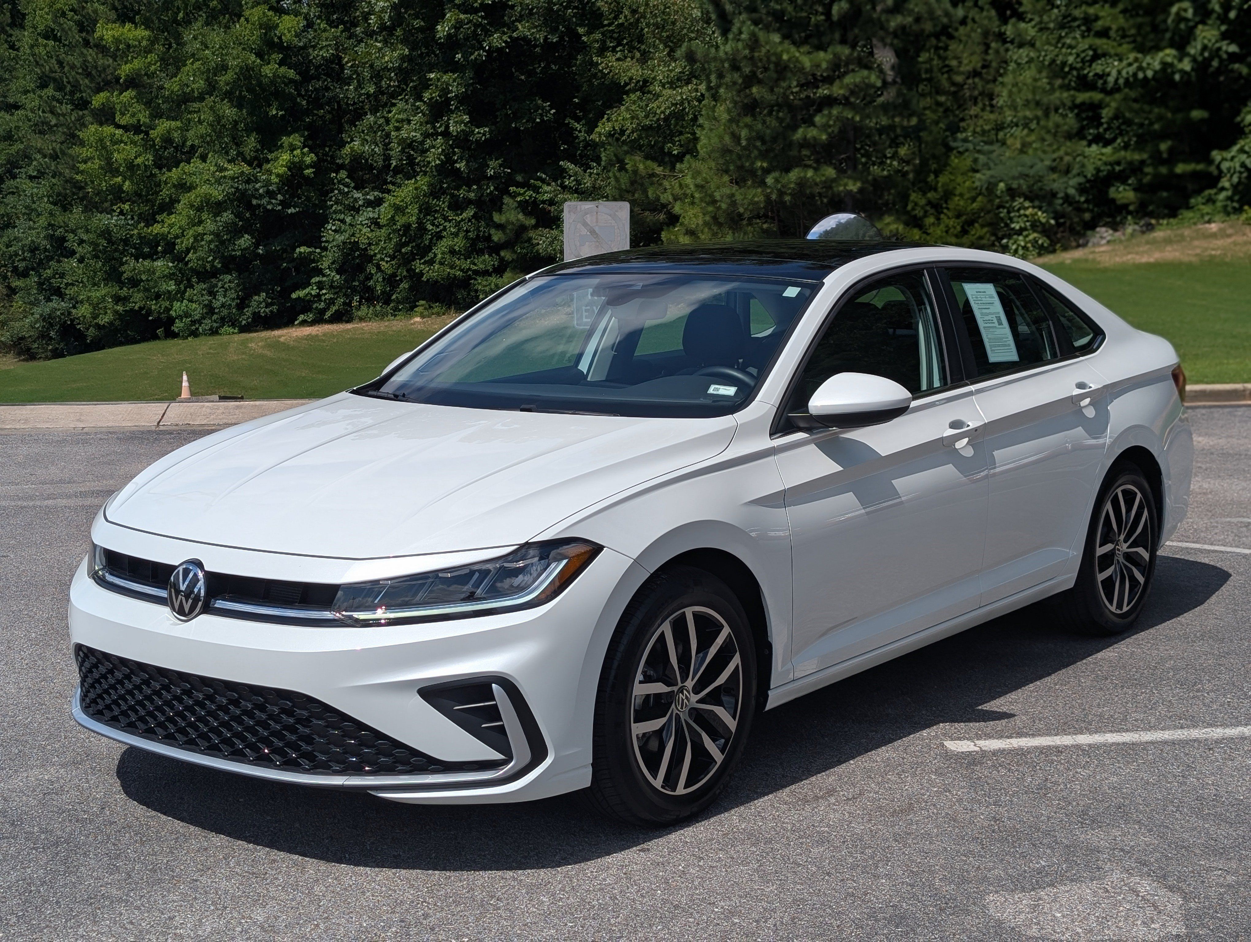 Used 2025 Volkswagen Jetta SE w/ Sunroof Package FWD image 5
