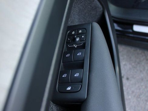 Used 2025 Volvo XC40 B5 Plus image 11