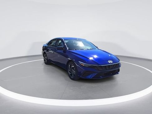 Used 2025 Hyundai Elantra Sport FWD image 2