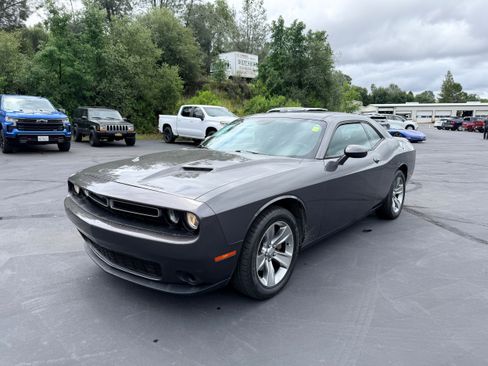 Used 2019 Dodge Challenger SXT RWD image 2
