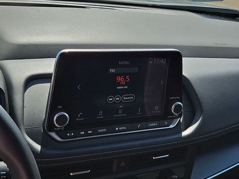 Used 2025 Nissan Rogue SV FWD image 24