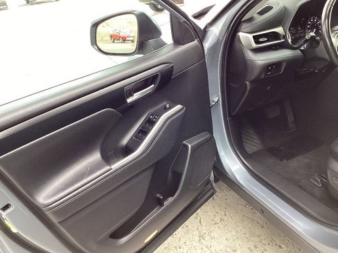 Certified 2023 Toyota Highlander XLE image 12