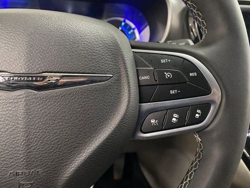 Used 2023 Chrysler Pacifica Touring-L image 22