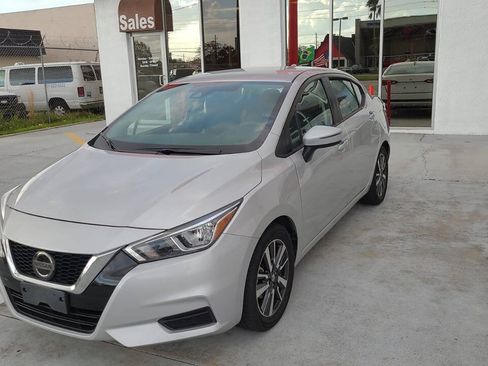 Used 2021 Nissan Versa SV FWD image 2
