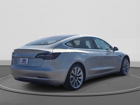 Used 2018 Tesla Model 3 Long Range image 4