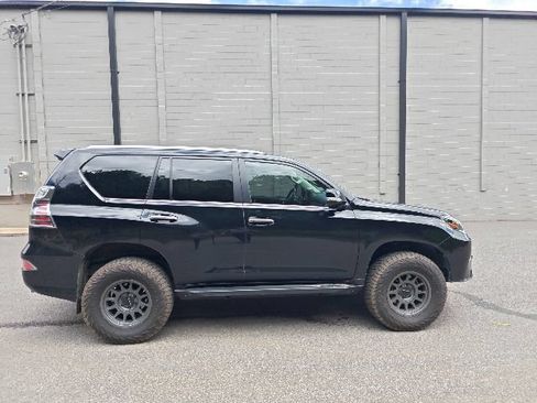 Used 2023 Lexus GX 460 Premium w/ Premium Package AWD/4WD image 2