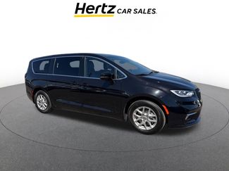 Used 2025 Chrysler Pacifica Select video 1
