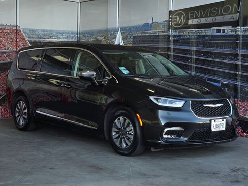 Used 2023 Chrysler Pacifica Limited FWD image 1