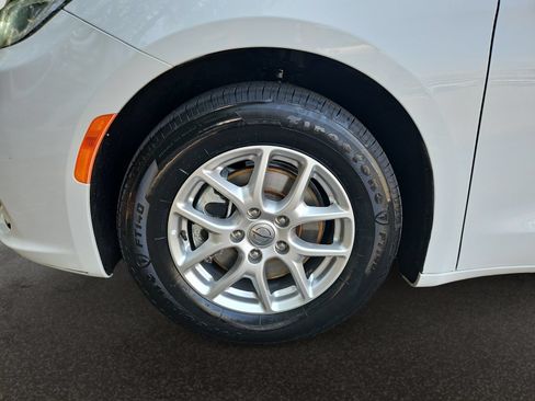 Used 2023 Chrysler Pacifica Touring-L FWD image 40