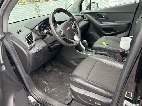 Used 2022 Chevrolet Trax LT w/ Midnight Edition image 9