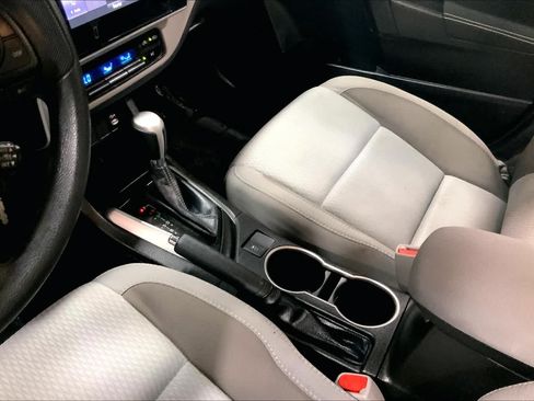 Used 2018 Toyota Corolla LE FWD image 17