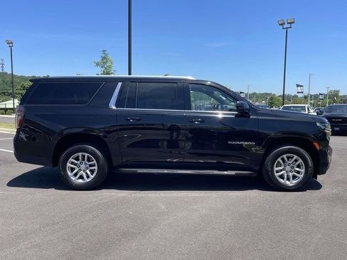 Used 2024 Chevrolet Suburban LT RWD image 2