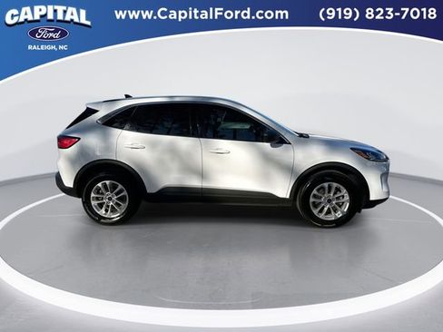 Used 2022 Ford Escape SE image 9