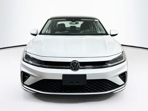 Used 2025 Volkswagen Jetta SE w/ Sunroof Package FWD image 2