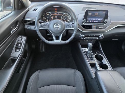 Used 2024 Nissan Altima 2.5 SV image 11