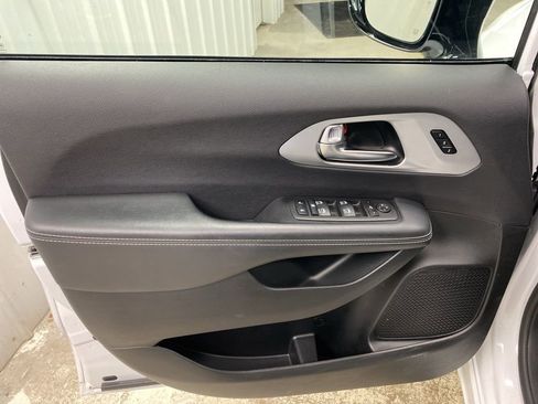 Used 2025 Chrysler Pacifica Limited image 39