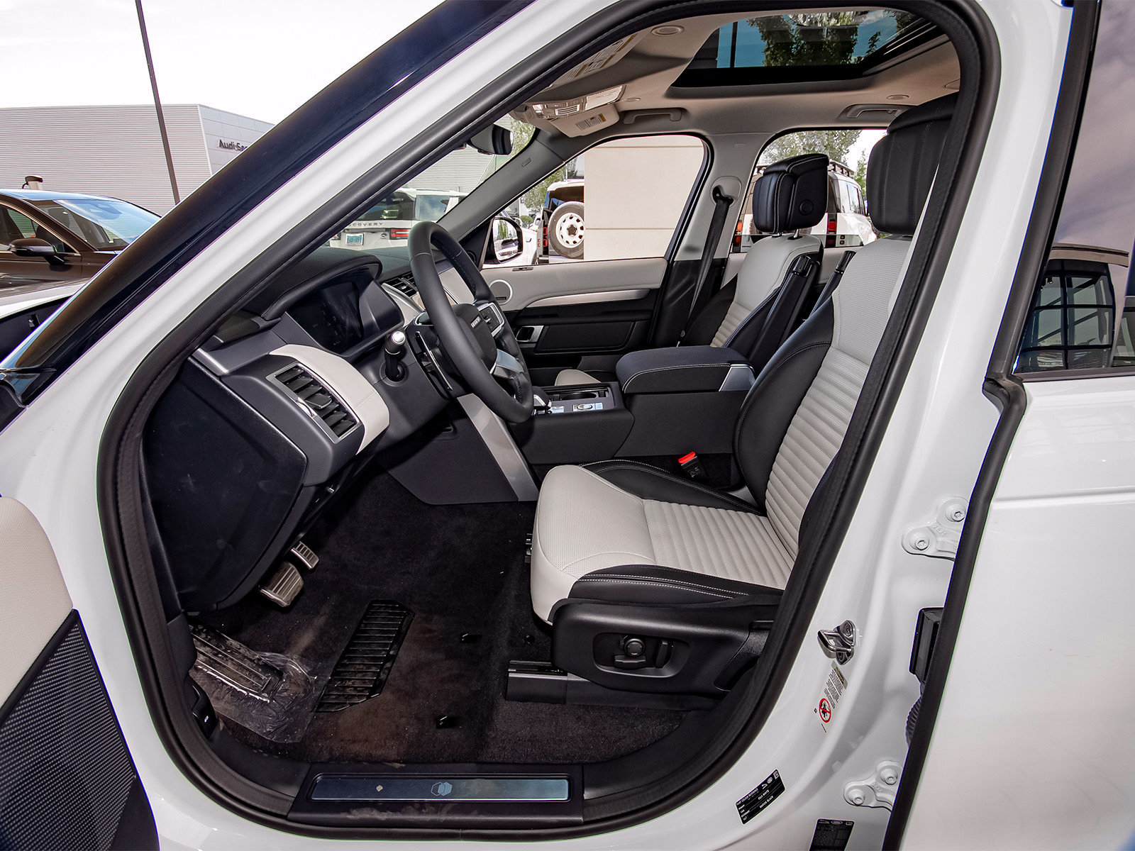 New 2026 Land Rover Discovery Limited Edition AWD/4WD image 35