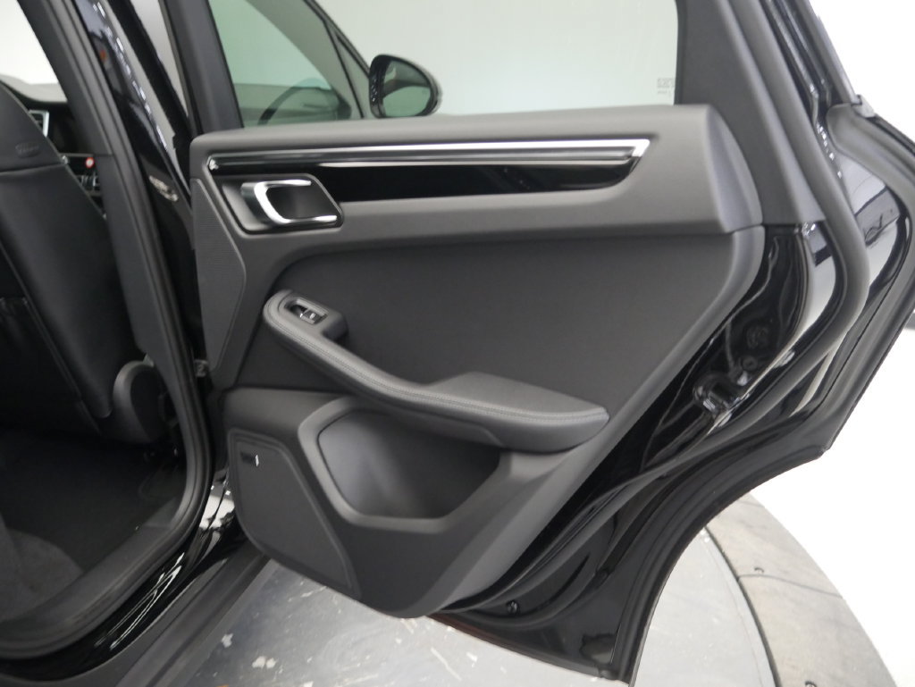 Certified 2026 Porsche Macan AWD/4WD image 27