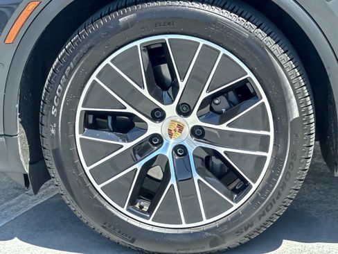 Certified 2025 Porsche Macan 4 Electric AWD/4WD image 26