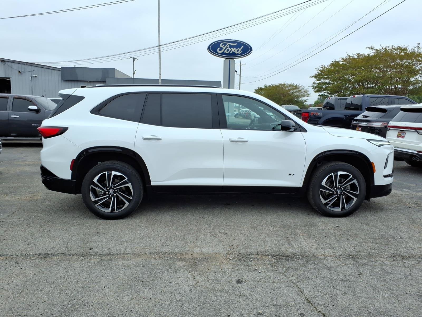 Used 2025 Buick Enclave Sport Touring FWD image 5