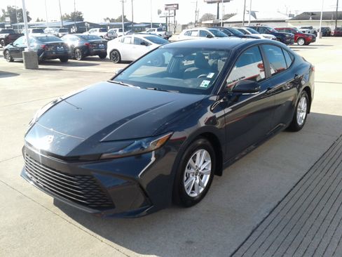 Used 2025 Toyota Camry LE image 3