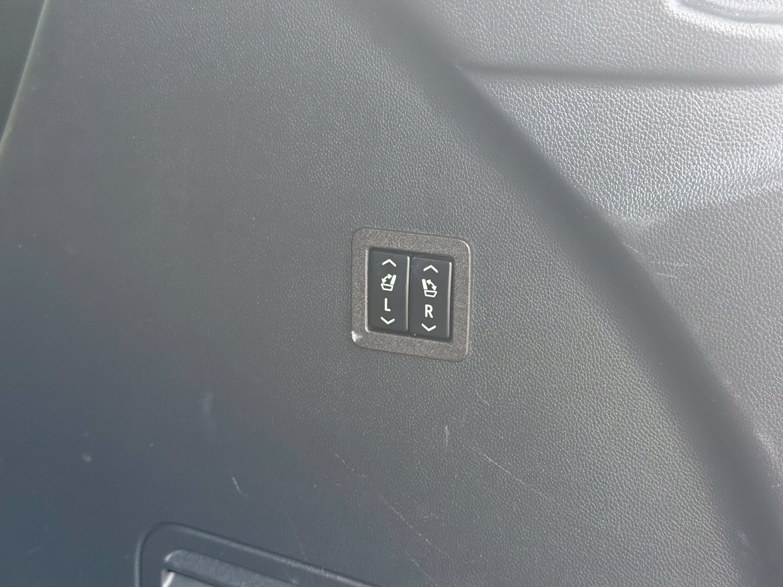 Used 2020 Buick Enclave Premium w/ Sun and Sites Package FWD image 33