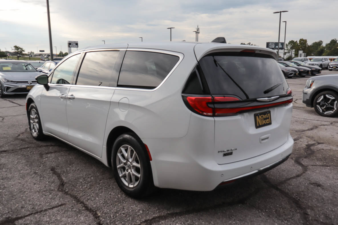 Used 2025 Chrysler Pacifica Select FWD image 4