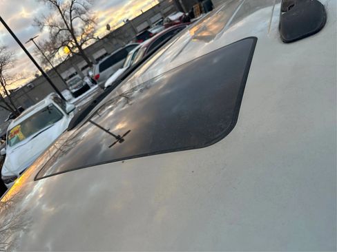 Used 2015 Chrysler Town & Country Limited Platinum FWD image 14