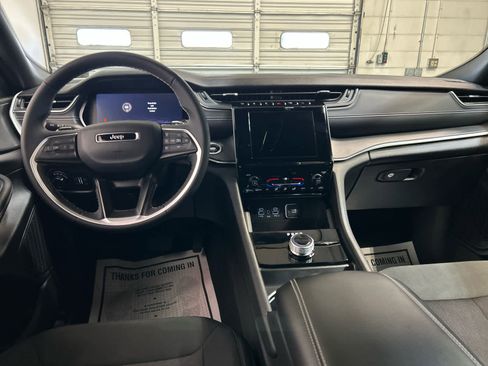 Used 2025 Jeep Grand Cherokee Laredo X image 4