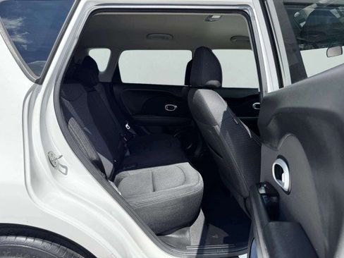 Used 2018 Kia Soul + image 40