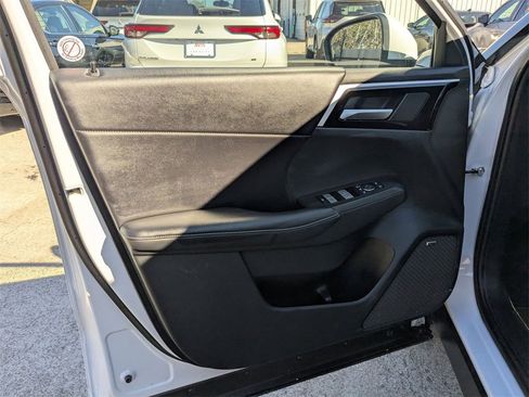 Used 2025 Mitsubishi Outlander SE image 11