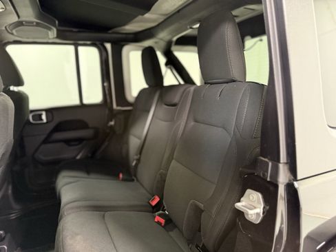 Used 2022 Jeep Wrangler Unlimited Sahara image 15