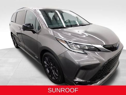 Used 2021 Toyota Sienna XSE w/ XSE Plus Package image 2
