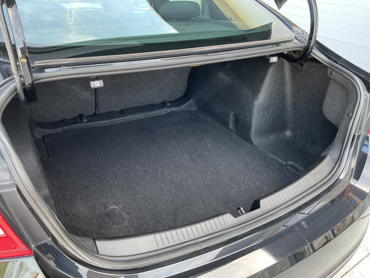 Used 2018 Chevrolet Malibu LT FWD image 29