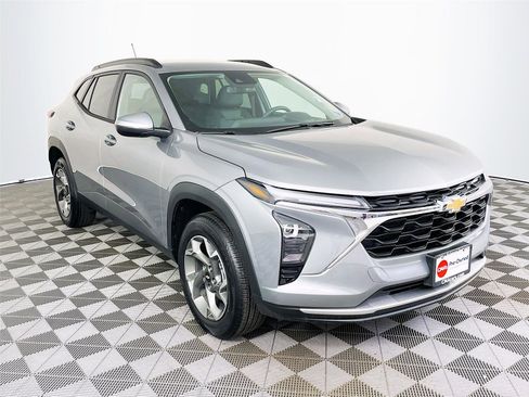 Used 2026 Chevrolet Trax LT FWD image 1