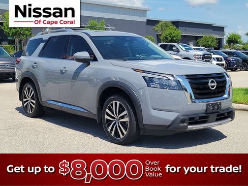 Used 2025 Nissan Pathfinder Platinum FWD image 1