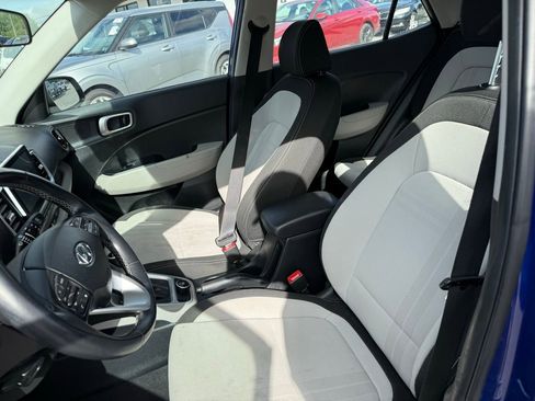 Used 2023 Hyundai Venue SEL FWD image 2