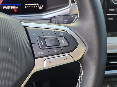 Used 2025 Volkswagen Taos SE w/ Panoramic Sunroof Package image 28