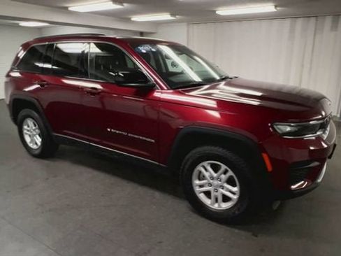 Used 2023 Jeep Grand Cherokee Laredo image 2