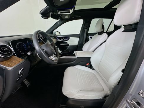 Used 2024 Mercedes-Benz GLC 300 4MATIC image 32