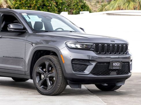 Used 2023 Jeep Grand Cherokee Altitude image 3