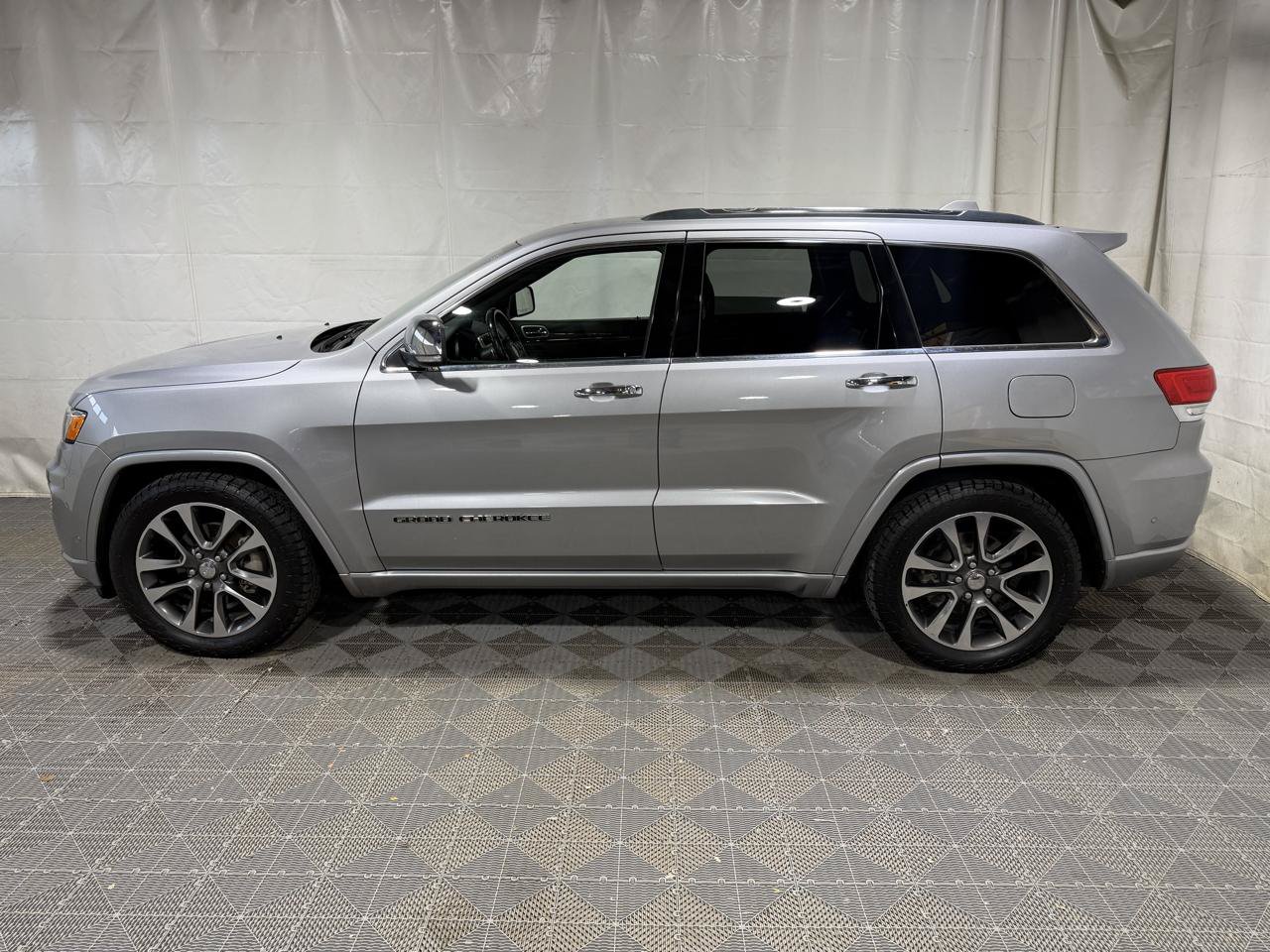 Used 2017 Jeep Grand Cherokee Overland w/ Jeep Active Safety Group AWD/4WD image 16