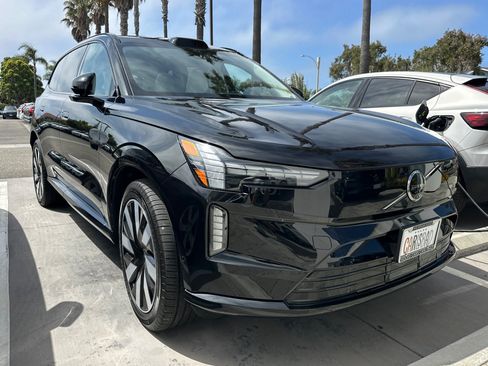 Certified 2025 Volvo EX90 Ultra AWD/4WD image 2