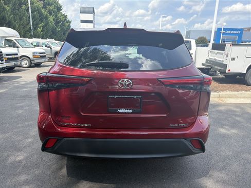 Used 2022 Toyota Highlander XLE AWD/4WD image 9