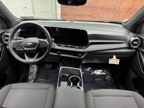 Used 2025 Chevrolet Equinox LT w/ Safety and Technology Package image 12