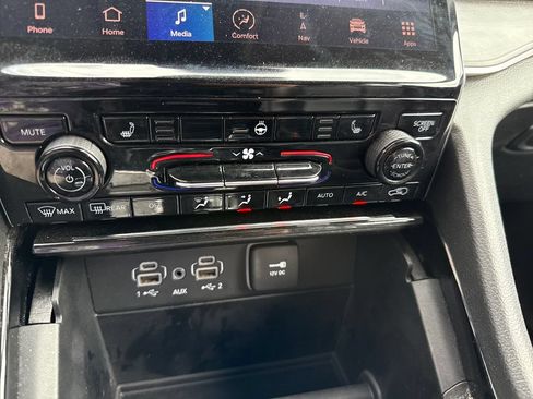 Used 2023 Jeep Grand Cherokee L Limited AWD/4WD image 17
