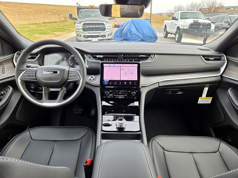 New 2025 Jeep Grand Cherokee Limited image 16