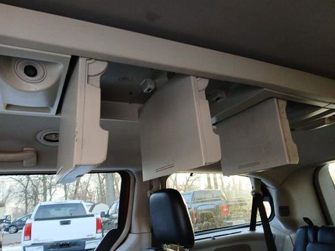 Used 2013 Chrysler Town & Country Touring-L image 13